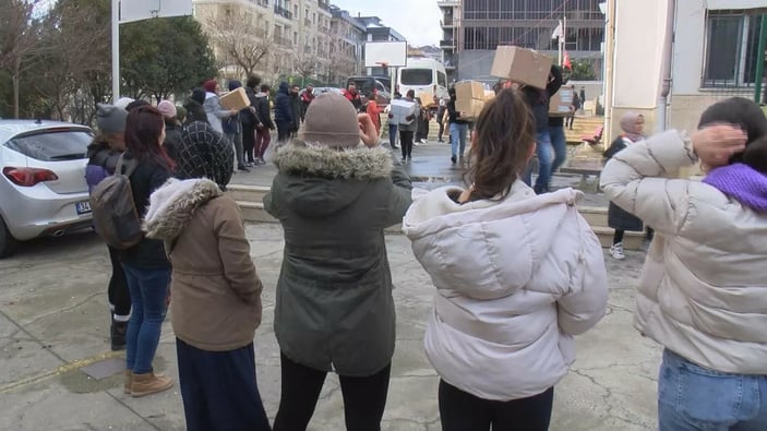 Şişli'de yüzlerce kişi, insan zinciriyle yardım seferberliği başlattı