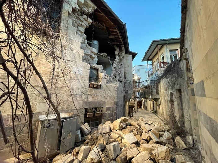 Deprem tarihi Antep evlerine de zarar verdi