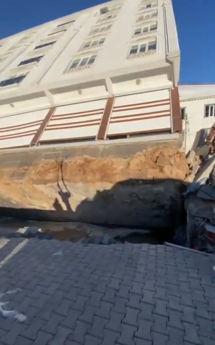 Kahramanmaraş'ta yan devrilen binada çizik dahi oluşmadı