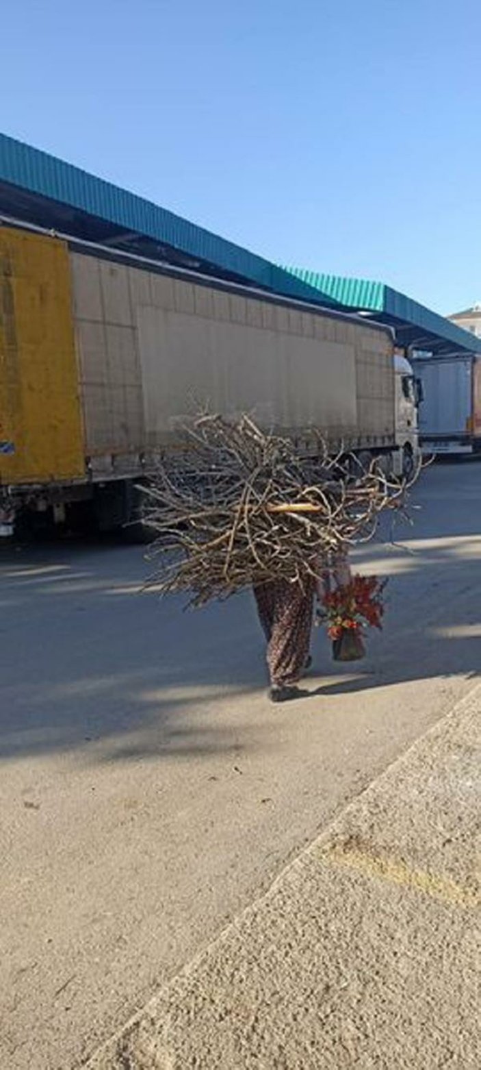 Burdur'da depremzedeler için topladığı odunları sırtında taşıyarak getirdi