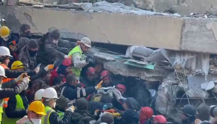 Hatay'da 3 kardeş ve anneleri enkazdan canlı olarak çıkarıldı