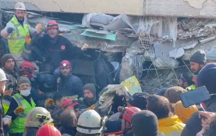 Hatay'da 3 kardeş ve anneleri enkazdan canlı olarak çıkarıldı