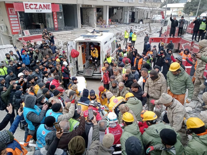 8 yaşındaki Miray, 108’inci saatte enkazdan kurtarıldı #2