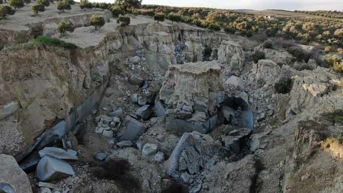 Hatay'da deprem sonrası 30 metre derinliğinde 200 metre genişliğinde yarık oluştu