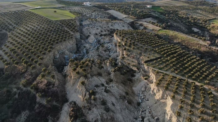 Hatay'da deprem sonrası 30 metre derinliğinde 200 metre genişliğinde yarık oluştu