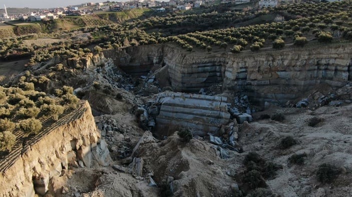 Hatay'da deprem sonrası 30 metre derinliğinde 200 metre genişliğinde yarık oluştu