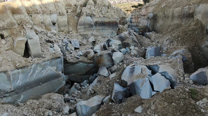 Hatay'da deprem sonrası 30 metre derinliğinde 200 metre genişliğinde yarık oluştu