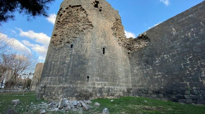 Diyarbakır'daki tarihi surlar depremde hasar gördü