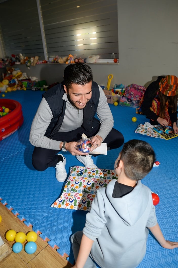 Nuri Şahin: İnsanlarımızın yaralarını az da olsa sarmaya çalışıyoruz