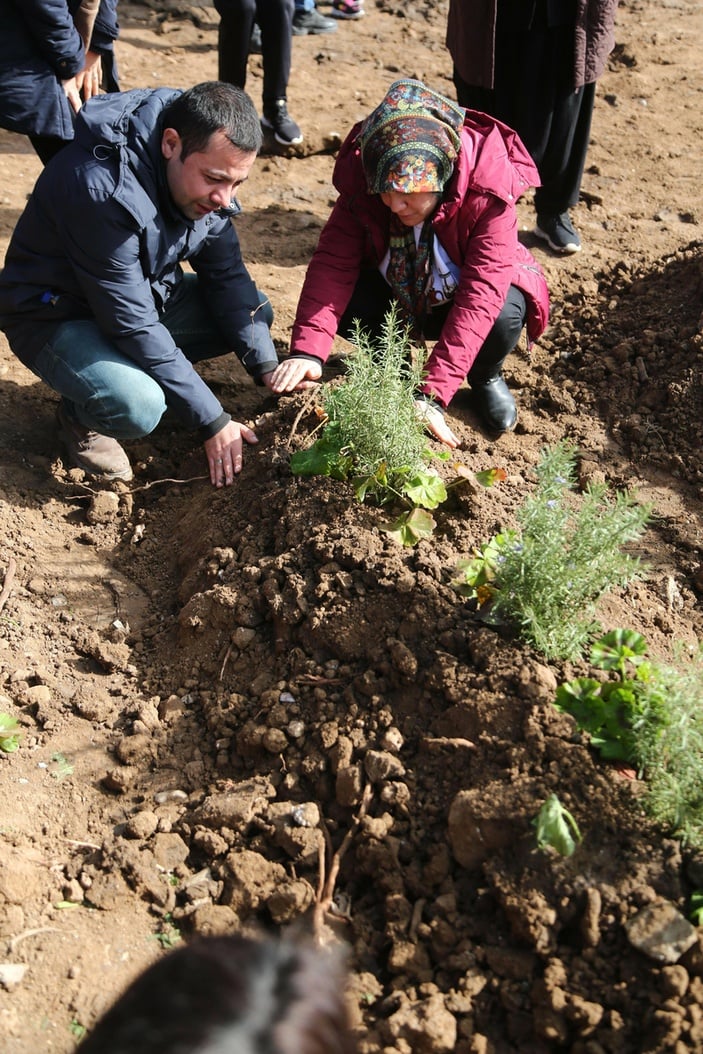 Ankara’da görevli olan polis memuru, Adana’daki ailesini depremde kaybetti