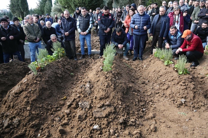 Ankara’da görevli olan polis memuru, Adana’daki ailesini depremde kaybetti