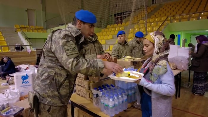 Mehmetçik köylere helikopterle yardım malzemesi ulaştırıyor