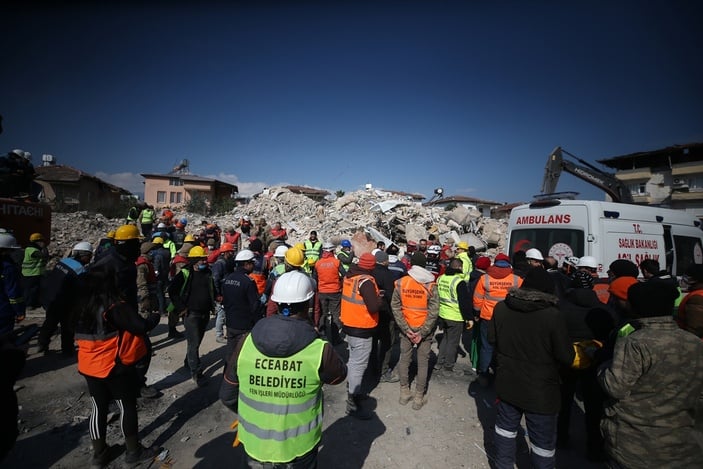 Hatay'da depremin 128’inci saatinde 13 yaşındaki çocuk, enkazdan sağ çıkarıldı