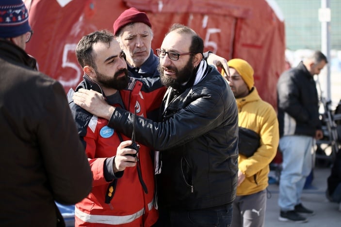 Hatay'da depremin 128’inci saatinde 13 yaşındaki çocuk, enkazdan sağ çıkarıldı