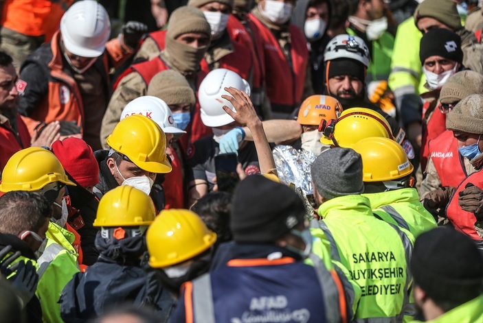 Hatay'da depremin 128’inci saatinde 13 yaşındaki çocuk, enkazdan sağ çıkarıldı