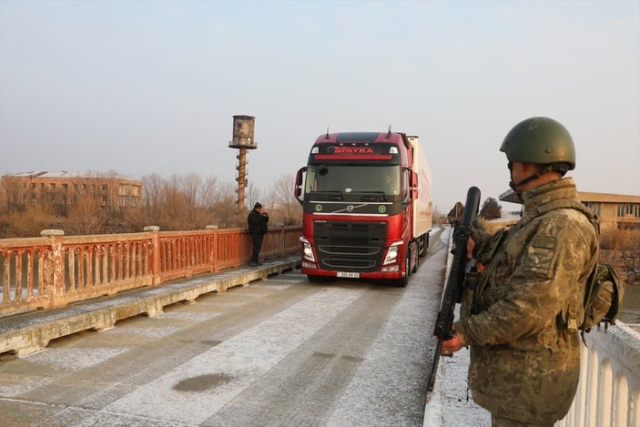 Ermenistan sınır kapısı 35 yıl sonra deprem bölgesine yardım için açıldı