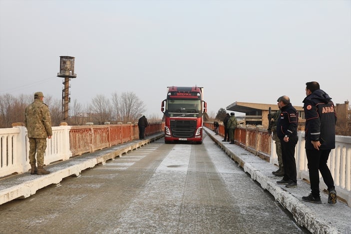 Ermenistan sınır kapısı 35 yıl sonra deprem bölgesine yardım için açıldı