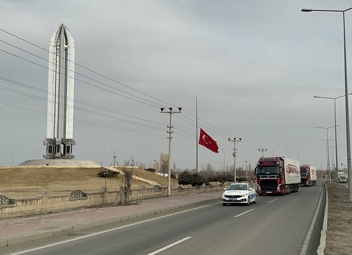 Ermenistan sınır kapısı 35 yıl sonra deprem bölgesine yardım için açıldı