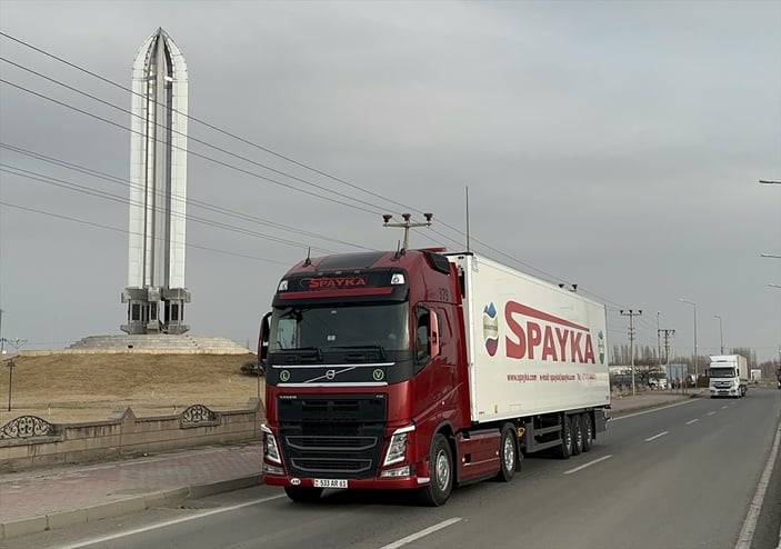 Ermenistan sınır kapısı 35 yıl sonra deprem bölgesine yardım için açıldı