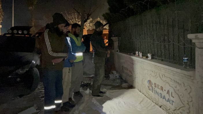 Hatay'da arama kurtarma ekipleri nöbetleşe akşam namazı kıldı