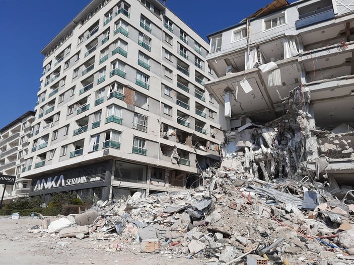 Hatay'daki ağır hasarlı binaya giren vatandaş eşya aldı