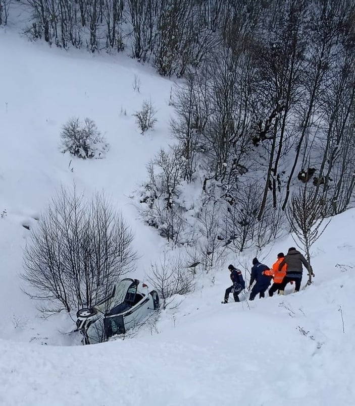 Deprem bölgesinden dönen gönüllüler kaza yaptı