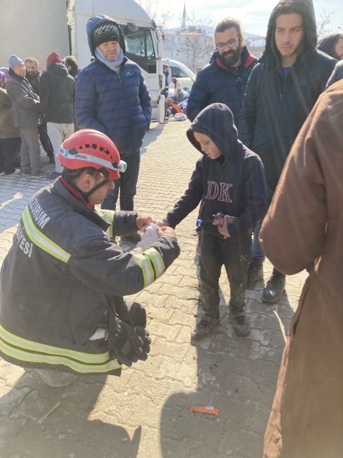 Hatay'da deprem bölgesinde yürek ısıtan görüntü