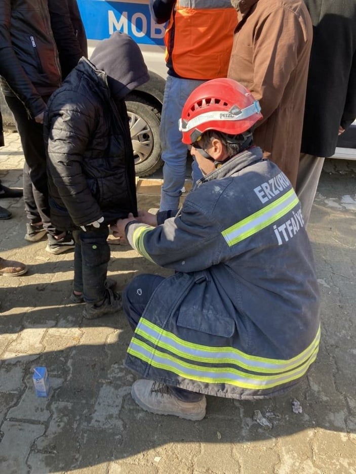 Hatay'da deprem bölgesinde yürek ısıtan görüntü