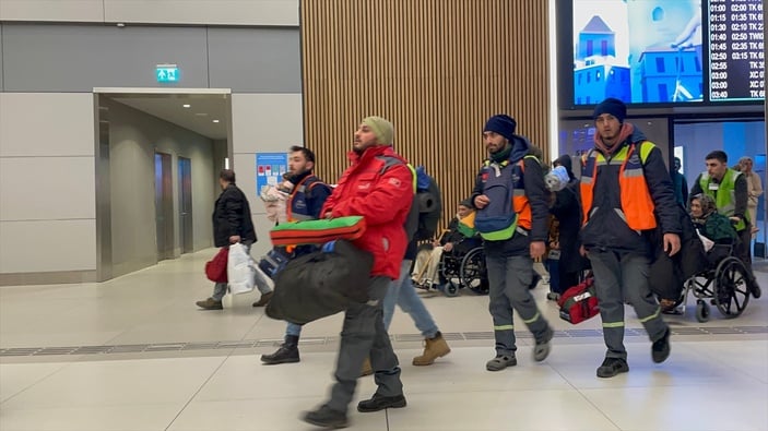 Hatay Havalimanı'ndan depremzedelerle kalkan uçak İstanbul'a indi