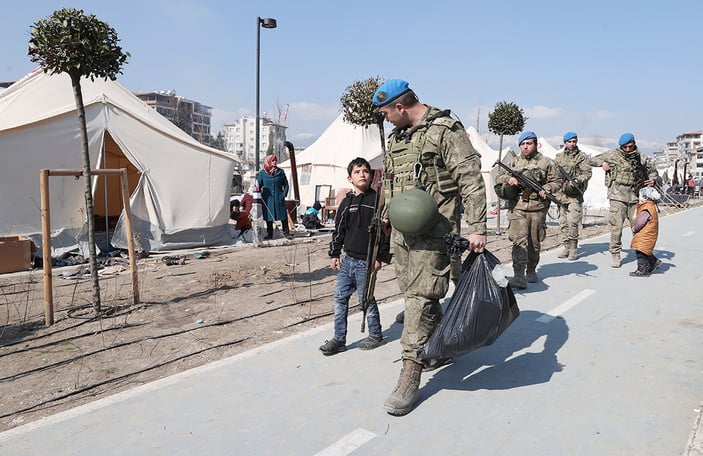 Hatay'da deprem bölgesinin emniyet ve asayişini Mehmetçik sağlıyor