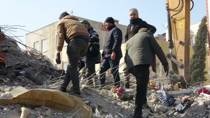 Adıyaman'da 83'üncü saate enkazdan çıkarılan genç, soluğu enkaz çalışmalarında aldı