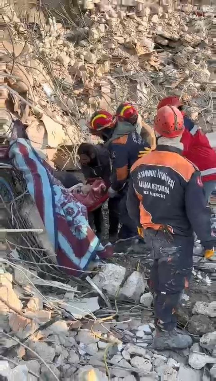 Antakya'da 53 yaşındaki kadın, 173 saat sonra enkazdan sağ çıkarıldı