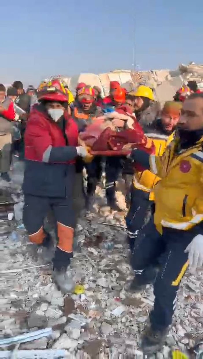 Antakya'da 53 yaşındaki kadın, 173 saat sonra enkazdan sağ çıkarıldı