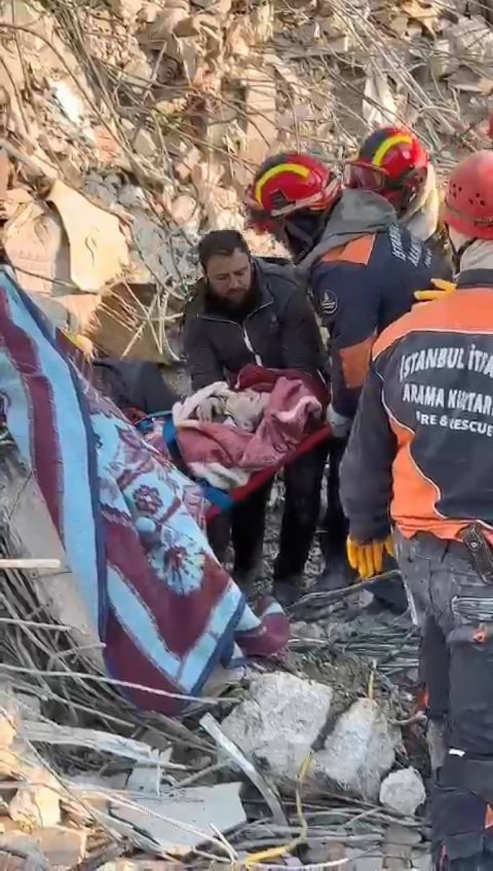 Antakya'da 53 yaşındaki kadın, 173 saat sonra enkazdan sağ çıkarıldı