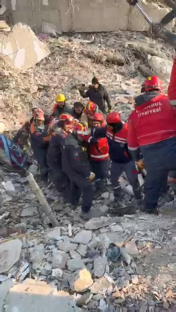 Antakya'da 53 yaşındaki kadın, 173 saat sonra enkazdan sağ çıkarıldı