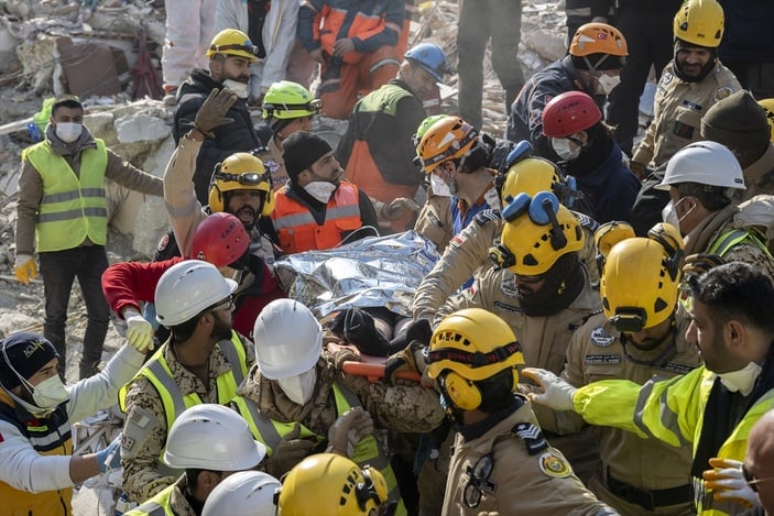 Hatay'daki enkazdan 176'ncı saatte bir kadın canlı çıkarıldı