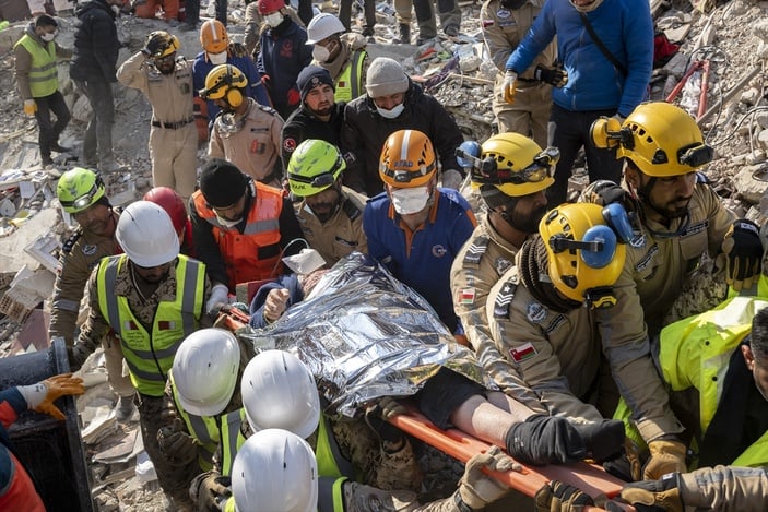 Hatay'daki enkazdan 176'ncı saatte bir kadın canlı çıkarıldı