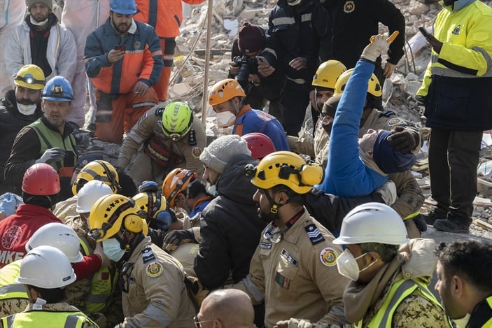 Hatay'daki enkazdan 176'ncı saatte bir kadın canlı çıkarıldı