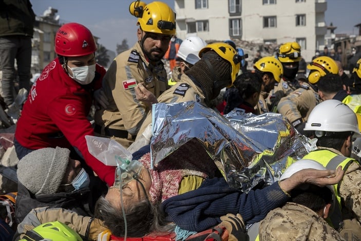 Hatay'daki enkazdan 176'ncı saatte bir kadın canlı çıkarıldı