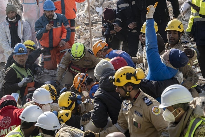 Hatay'daki enkazdan 176'ncı saatte bir kadın canlı çıkarıldı