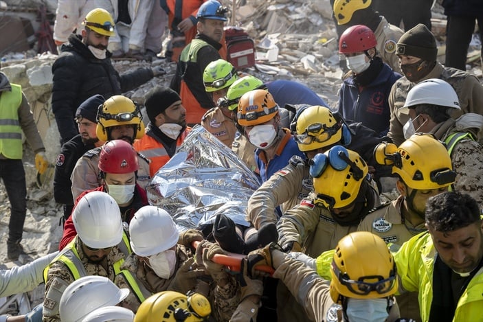 Hatay'daki enkazdan 176'ncı saatte bir kadın canlı çıkarıldı