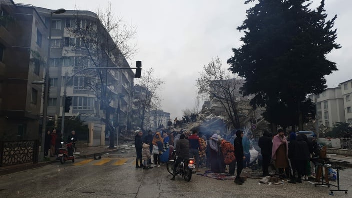 Hatay'da depremzede perdeye tutunarak yıkılan evden kurtuldu