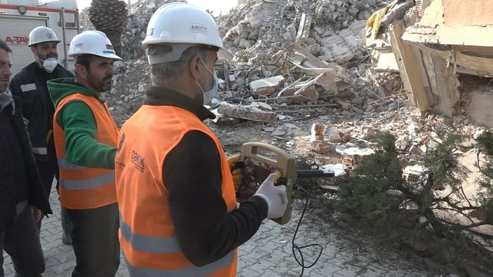 Hatay'da enkaz altında olan canlıları termal dedektör ile tespit ediyorlar