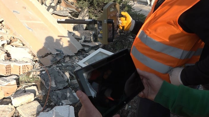 Hatay'da enkaz altında olan canlıları termal dedektör ile tespit ediyorlar