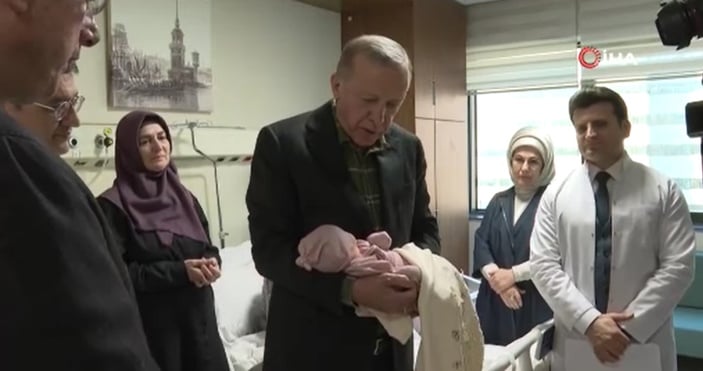 Cumhurbaşkanı Erdoğan, depremzede annenin kızına ezan okuyup, isim koydu