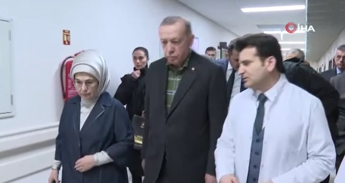 Cumhurbaşkanı Erdoğan, depremzede annenin kızına ezan okuyup, isim koydu