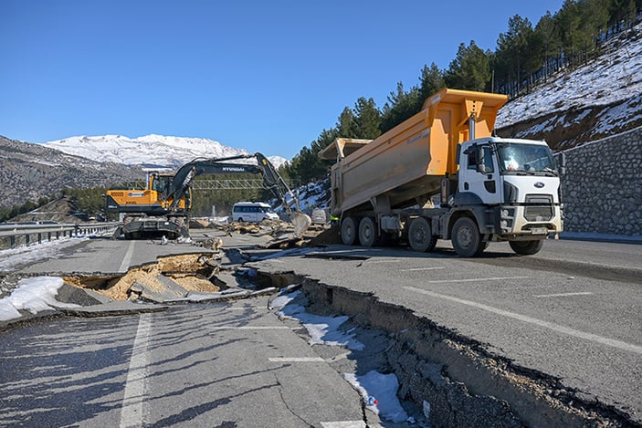 Depremde çöken yollar onarılmaya başlandı