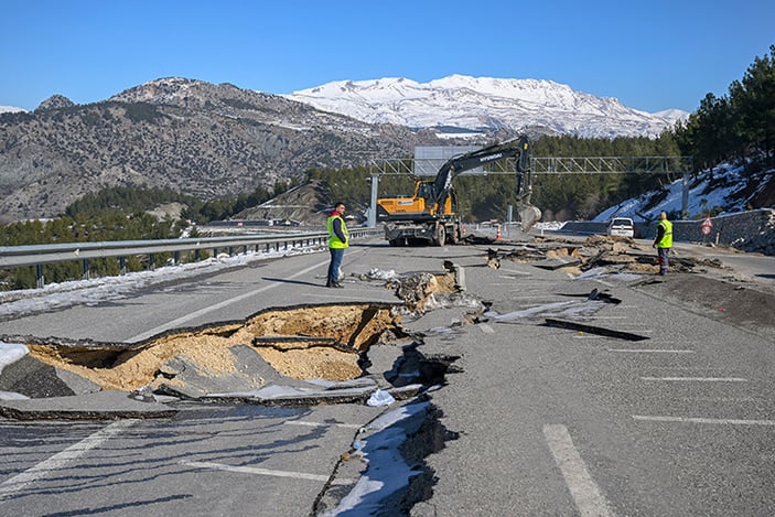 Depremde çöken yollar onarılmaya başlandı