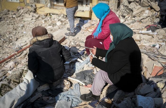 Depremde merak edilen soru: Enkaz altında kaç gün kalınabilir