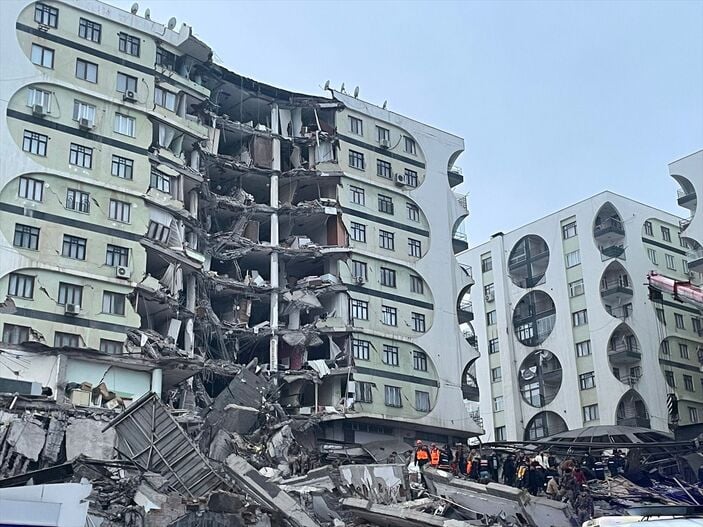 Depremin vurduğu Diyarbakır'da yıkılan iş merkezinin sorumluları yakalandı